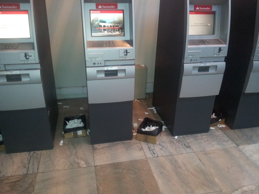 ... pangaautomaatide ümbrused olid samuti sodi täis!