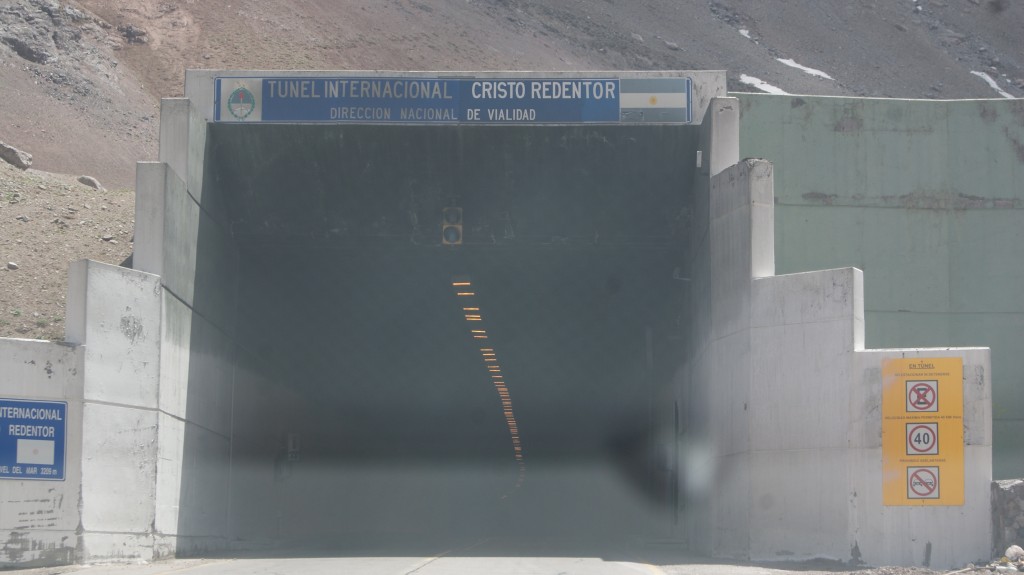 ... tunnel Argentina ja Tšiili vahel, mõtteline piir on seal keskel!